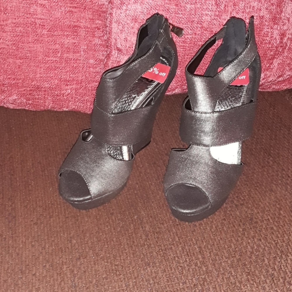 Gray Gianni Bini Wedge Shoes with classy satin fin